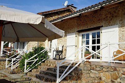 Séjour cosy à Roussines avec terrasse privée