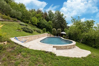 Anmutiges Ferienhaus in Acqualagna mit Pool