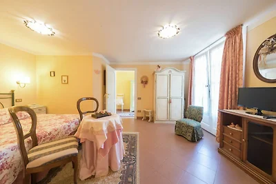 Wohnung in einer Villa mit Pool in der Mitte ...