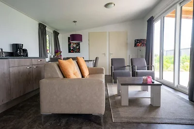 Modern chalet met afwasmachine, aan het...