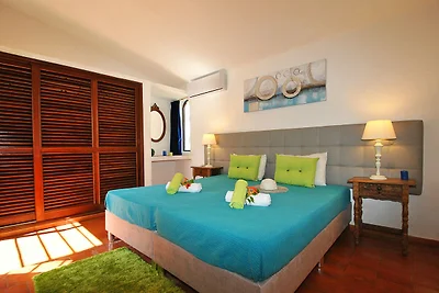 Villa in Santa Eulália nahe Praia da Oura
