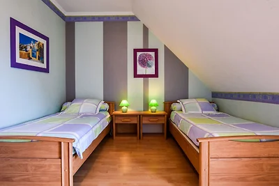 Villa mit Hallenbad, Jacuzzi und Sauna