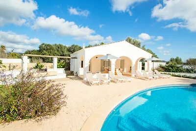 Villa in Menorca mit privatem Pool und Garten