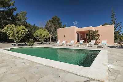Schöne Villa in Sant Carles mit Pool