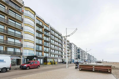 Les Petrels 601 met zeezicht te Koksijde