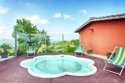 Appartamento in agriturismo con piscina e tan...