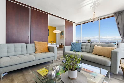Helles Küstenapartment mit Pool