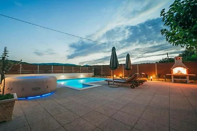 Stella mit Pool & beheizter Jaccuzzi