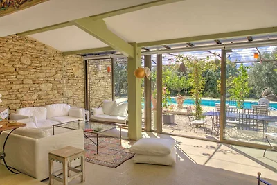 Elegante stenen villa met zwembad nabij...