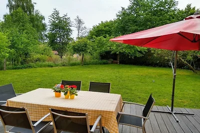 Holzhaus mit großem Garten