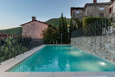 Palazzo vicino a Lucca con piscina infinita