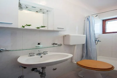 Mooi appartement vlakbij het strand van Rtić