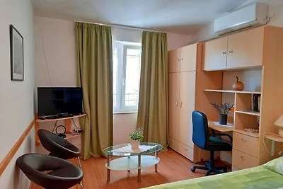 Boutique-Wohnung in Pješcana Uvala mit Balkon