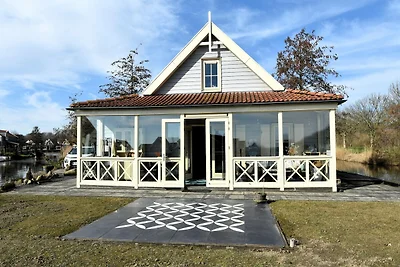 Villa am Wasser mit privatem Anlegesteg