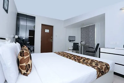 Super Townhouse Malabar Illam
