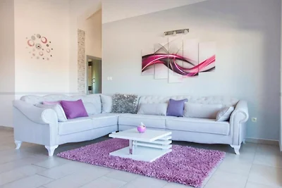 Villa Ava - Five Bedroom Villa with Swimming...