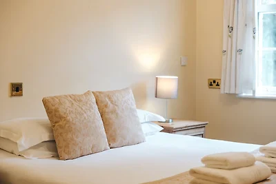 Serene 2-Bedroom Cottage in Dorrington, No...