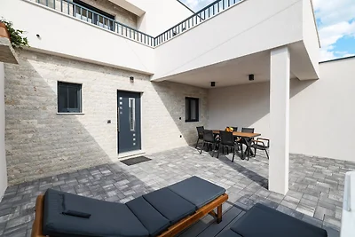 Elegante Villa mit Whirlpool in Sukošan