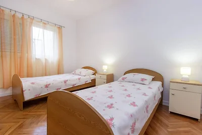 Appartamento spazioso e tranquillo a Tribunj