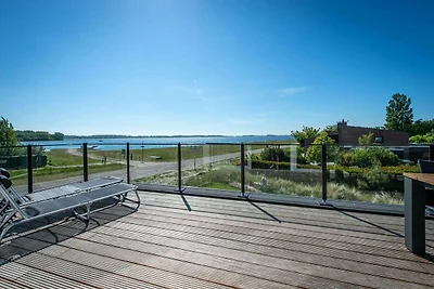 Moderne Villa mit Blick auf den Veere-See