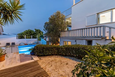 Luxuriöse Gartenvilla, 50 m vom Strand...
