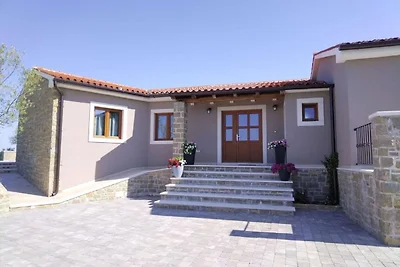 Moderne Villa mit Pool und Garten