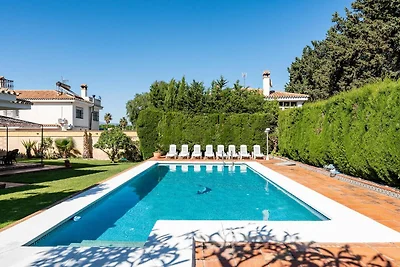 Angenehme Villa in Churriana mit Pool
