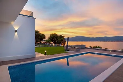 Villa in Okrug Gornji mit Schwimmbecken