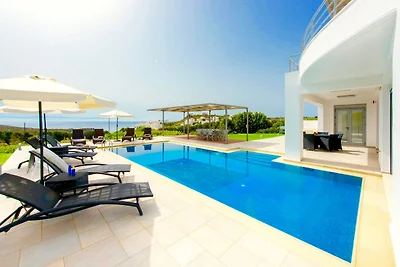 Villa auf Kreta mit Pool und Sonnenschirm