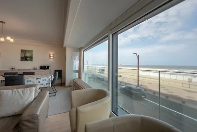 Modernes Apartment mit seitlichem Meerblick