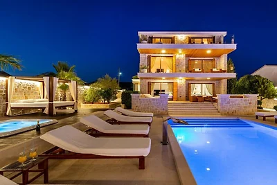 Villa a Polača con piscina