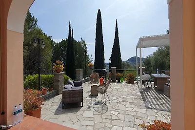 Italiaanse villa aan de kust met 3...