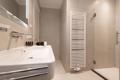 Chic Villa mit einem Kamin in Tjekemeer