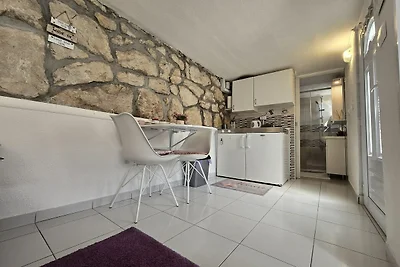 Indy's Beach Apartments- Studio Apartment wit...