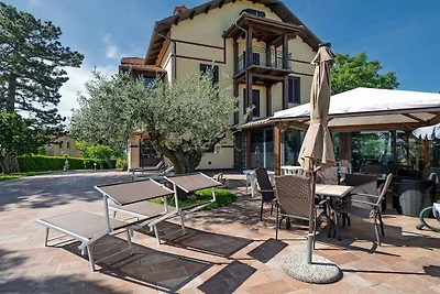 Lussuosa villa con grande piscina a Tolentino