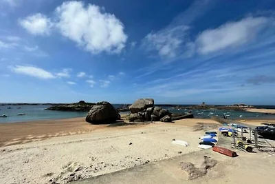 Haus in Trégastel in der Nähe der rosa...