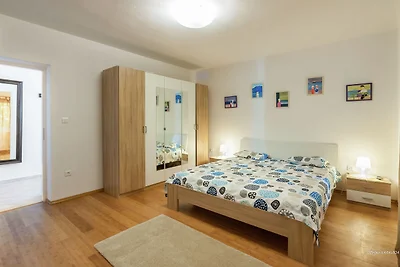 Geräumige Ferienwohnung mit Garten in Zadar