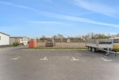 Accogliente casa mobile immersa nella natura