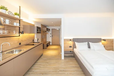 Moderne studio met woon- en slaapgedeelte.