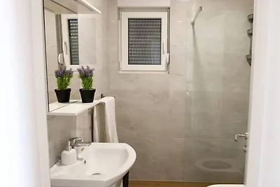 Stylish Okrug Gornji Apartment with Terrace a...