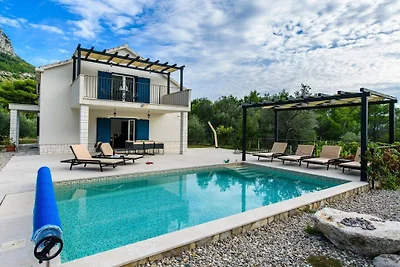 Blue Stone mit Pool und Garten