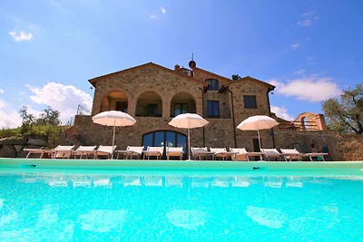 Bauernhaus in Castel del Piano mit Pool