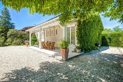Modernes Ferienhaus mit Pool