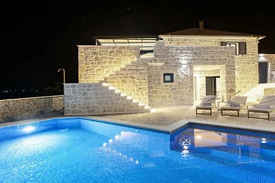 Villa in Vinišce mit Schwimmbecken