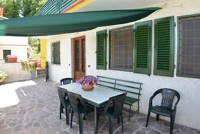 Casa in stile provenzale tra le colline di Lu...