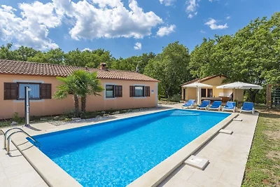 Ferienhaus in Tinjan mit Schwimmbecken