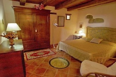 Villa rustica circondata da campi di girasoli