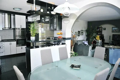 Tranquil Spacious Villa with Private Pool - F...
