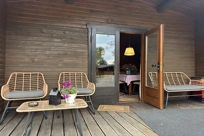 Baita in legno in mezzo alla natura