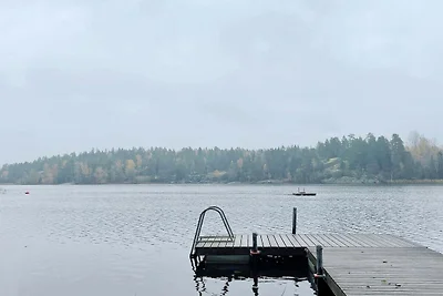 Gemütlicher Rückzugsort im Wald mit Whirlpool